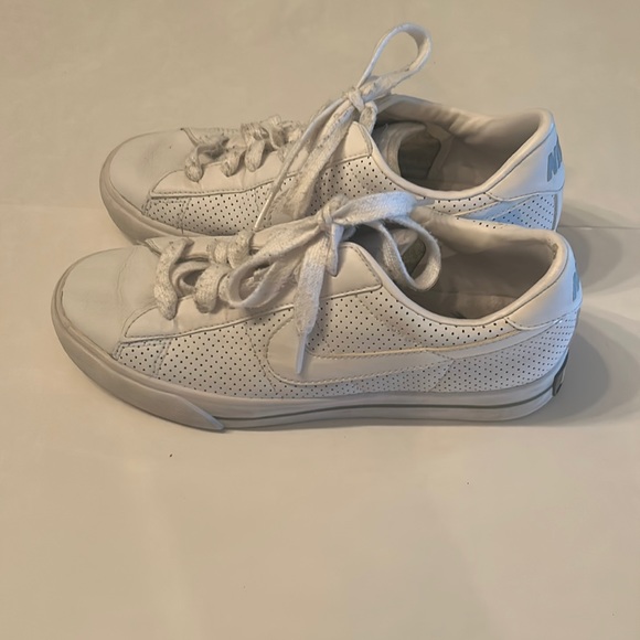 Nike Shoes - Nike BRS women’s shoes.